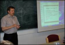 Risto Vähäkainu holding his lecture